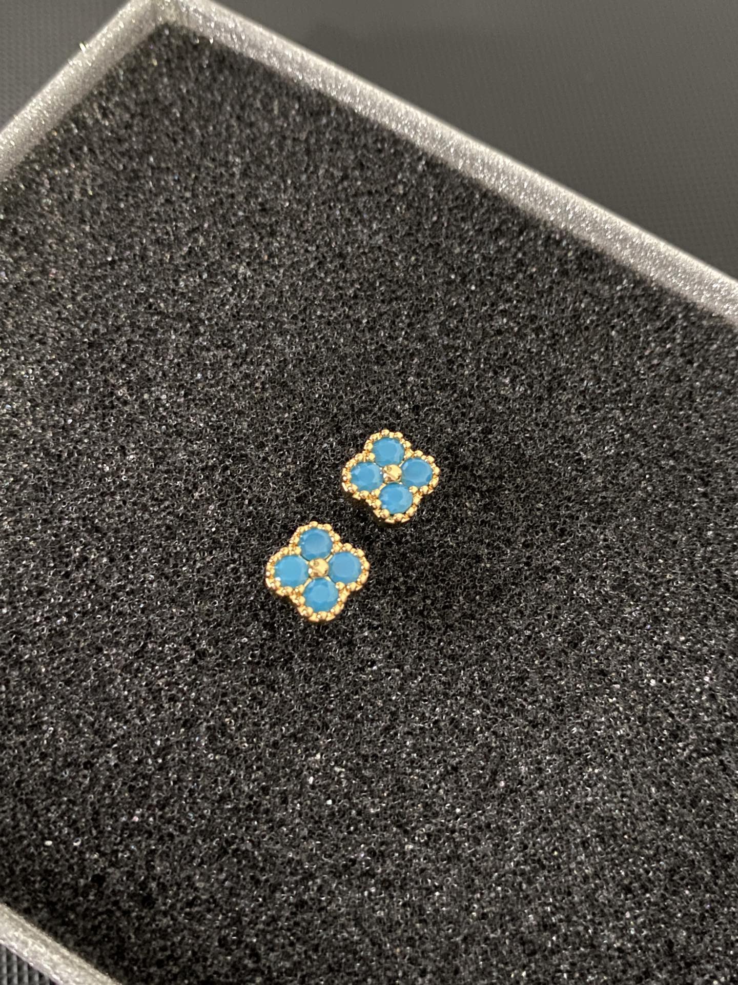 Gold - Toned Clover - Shaped Stud Earrings With Blue Gemstone Accents Delicate Daily & Party Jewelry Gift For Her High - Quality And Stylish Accessory