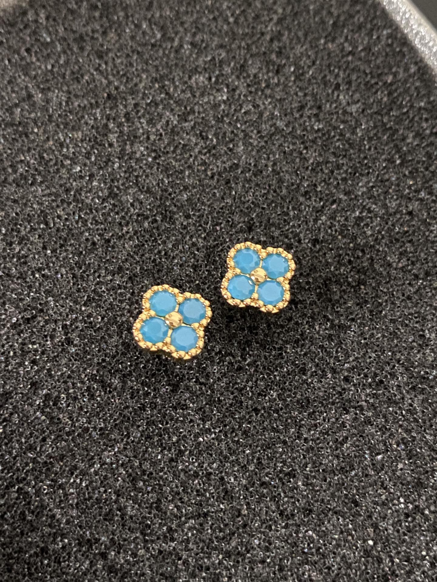 Gold - Toned Clover - Shaped Stud Earrings With Blue Gemstone Accents Delicate Daily & Party Jewelry Gift For Her High - Quality And Stylish Accessory
