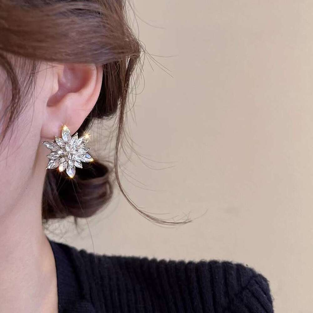 Super Sparkling Snowflake Flower Earrings High-end Exquisite Fashionable Temperament Studs Personality Versatile Design Sense Ear Jewelry