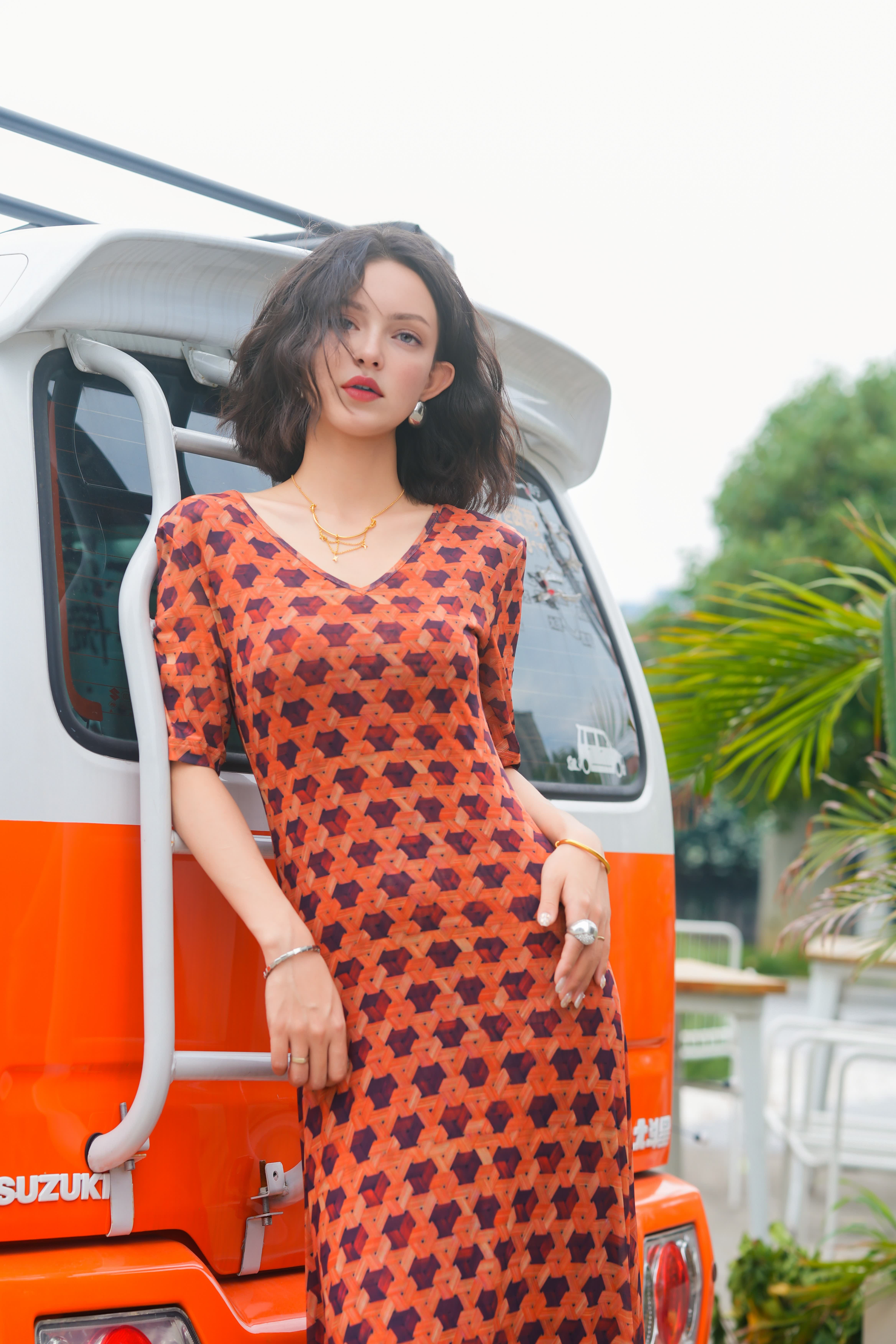 HZHJ original designer's orange memory dress with V-neck for white and slim look, high-end and stylish