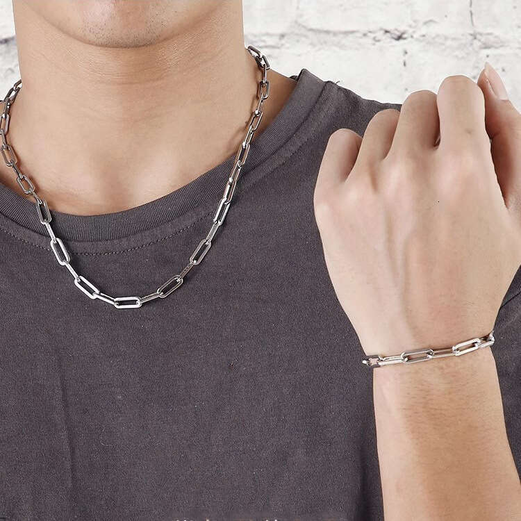 Minimalist Paperclip Titanium Steel Collarbone Necklace for Men and Women, Ins Style Cold Fashion Versatile Accessory