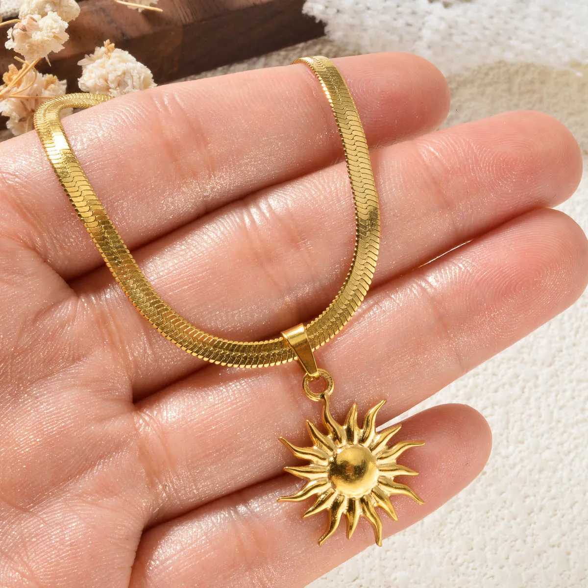 Stainless Steel Golden Fashion Sun Pendant Necklace For Women Girl New Concise Solar Neck Chain Jewelry Gift for Anniversary W250718