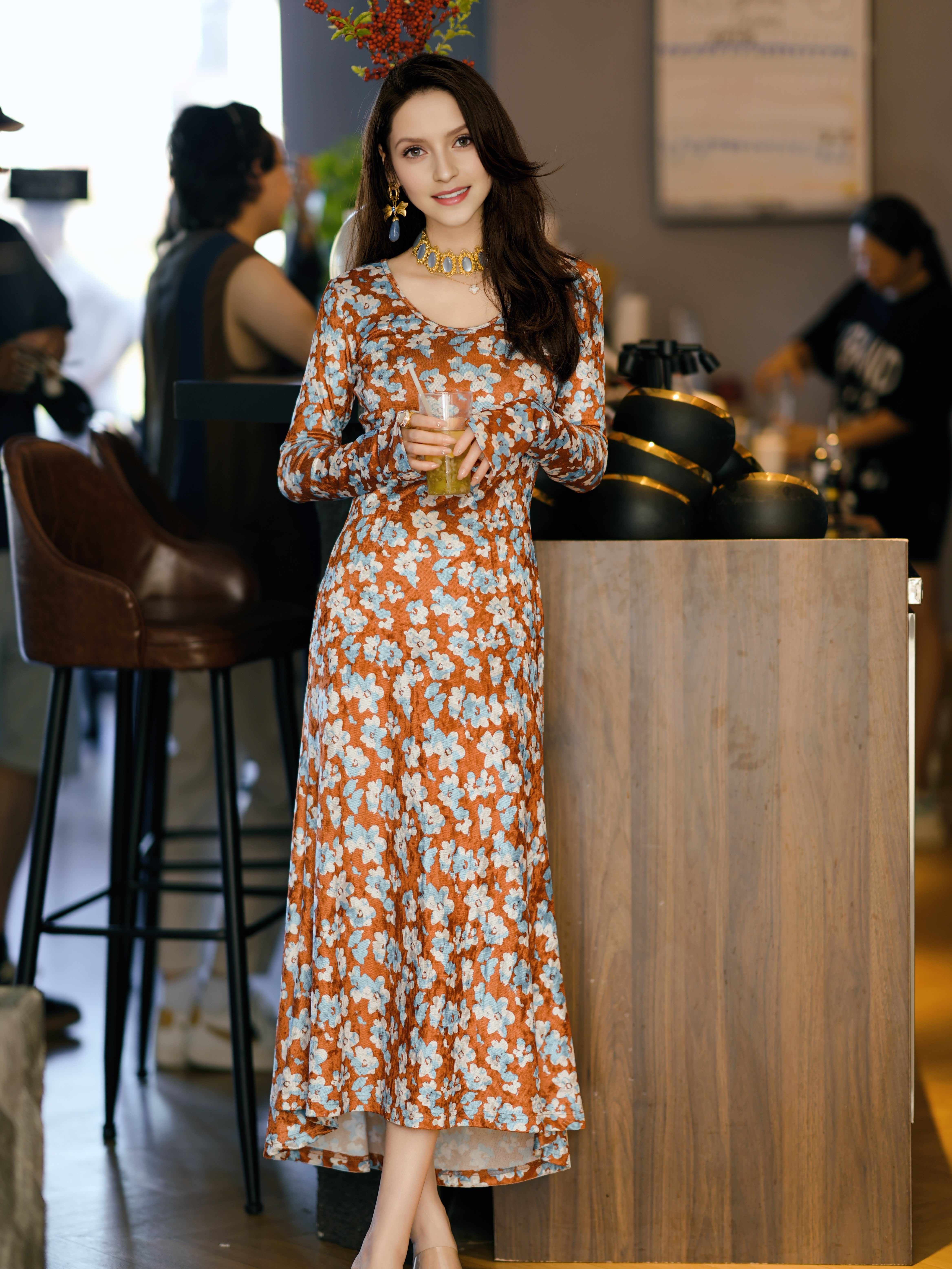 HZHJ original designer's brown bottom small blue flower dress with long sleeves looks slim and high-end