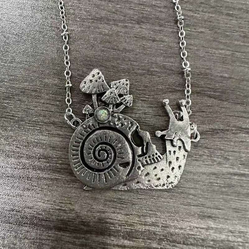 Creative Skeleton Mushro Flower Necklace Gothic Style Snail Pendant Vintage Jewelry Accessories Gifts for Women and Men W250718