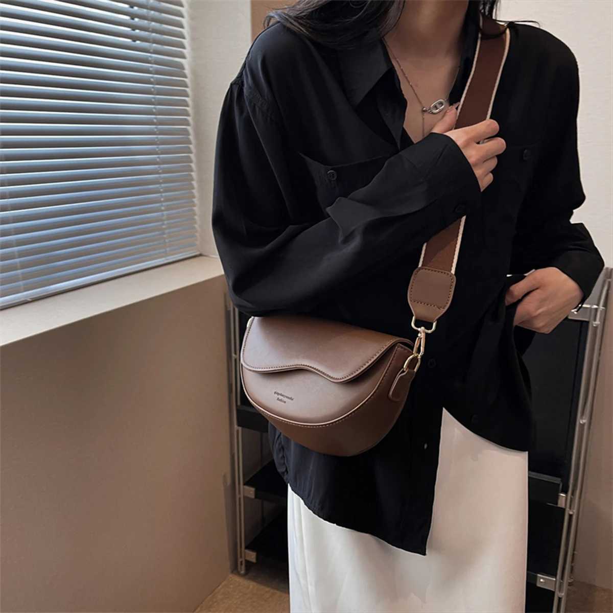 Fi Letter Minimalist Solid Color Crossbody Bag Lightweight PU Magnetic Flap Adjustable Strap Shoulder Bag for Daily Commute Y250718