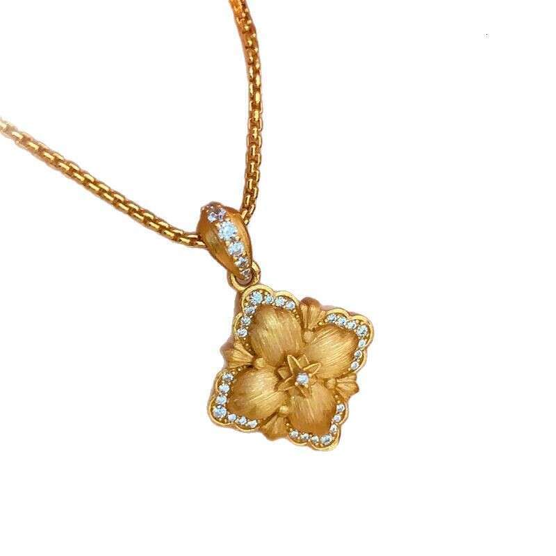 Vintage Brushed Gold Pillow Necklace 2025 New Palace Style Light Collarbone Chain