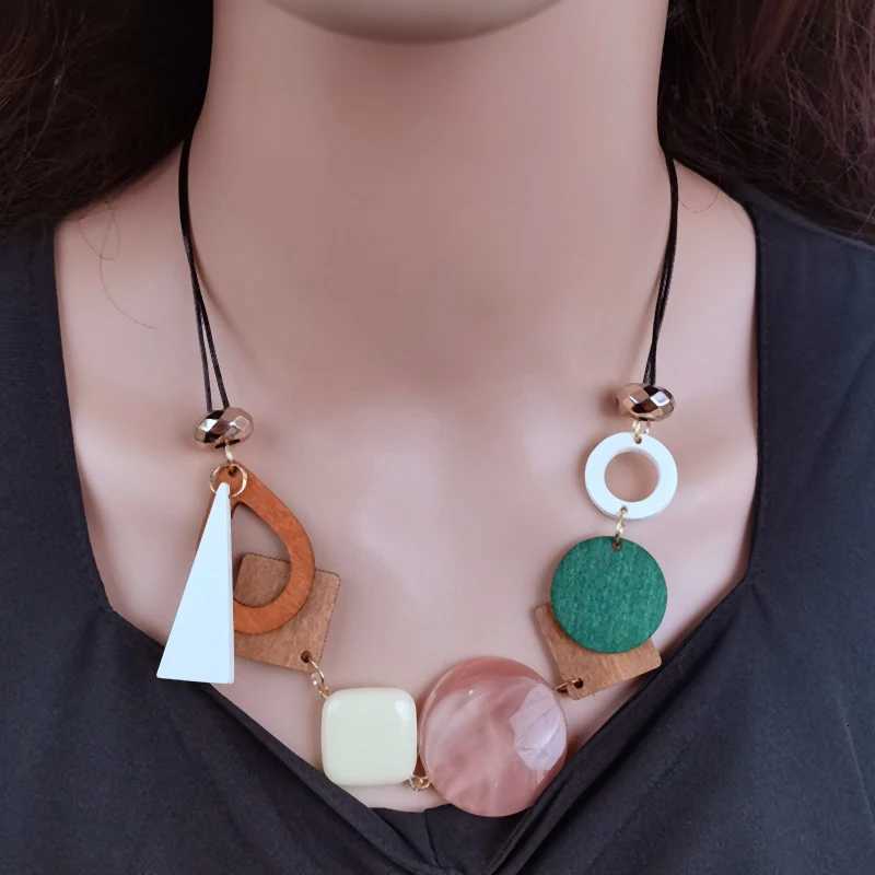 Vintage Wooden Geometric Pendant Necklace with Collar Handmade Ethnic Statement Bib Necklaces for Women Neck Jewelry W250718