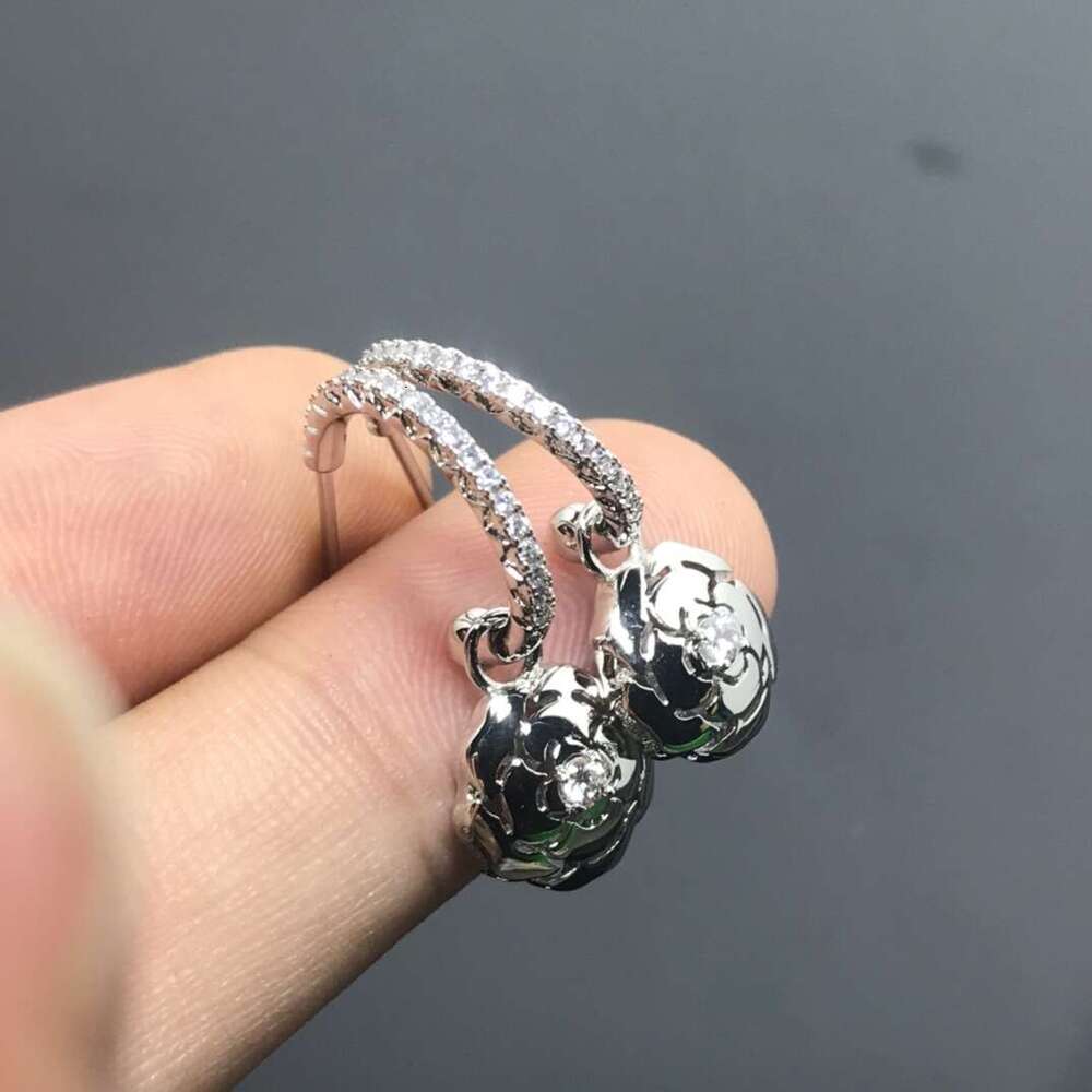 Hot-Selling New Fashion Versatile Rose Flower Earrings for Women, Light , Niche, Color-Retaining, High Version