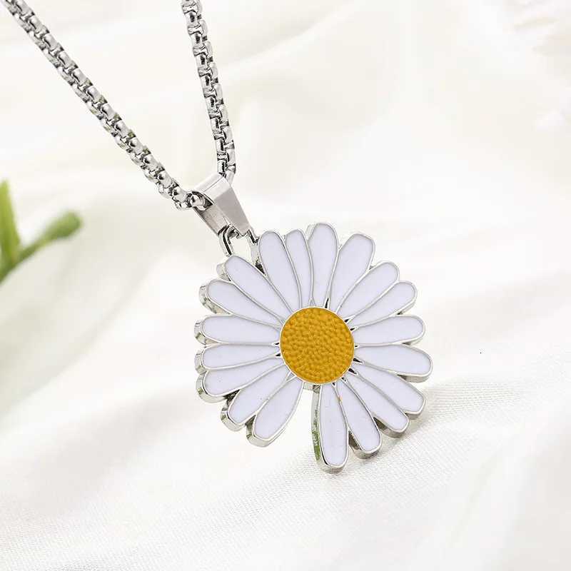 Small Daisy Necklace Wen Men Titanium Steel Pmo Flower Pendant Hip Hop Pendant in White Color Fashion Jewelry W250718