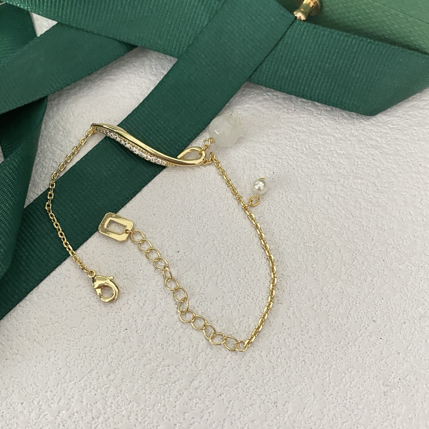 Gold - Toned Bracelet With White Gemstone, Pearl, And Rhinestone Accents Elegant Daily & Party Jewelry Gift For Her High - Quality And Stylish Accesso