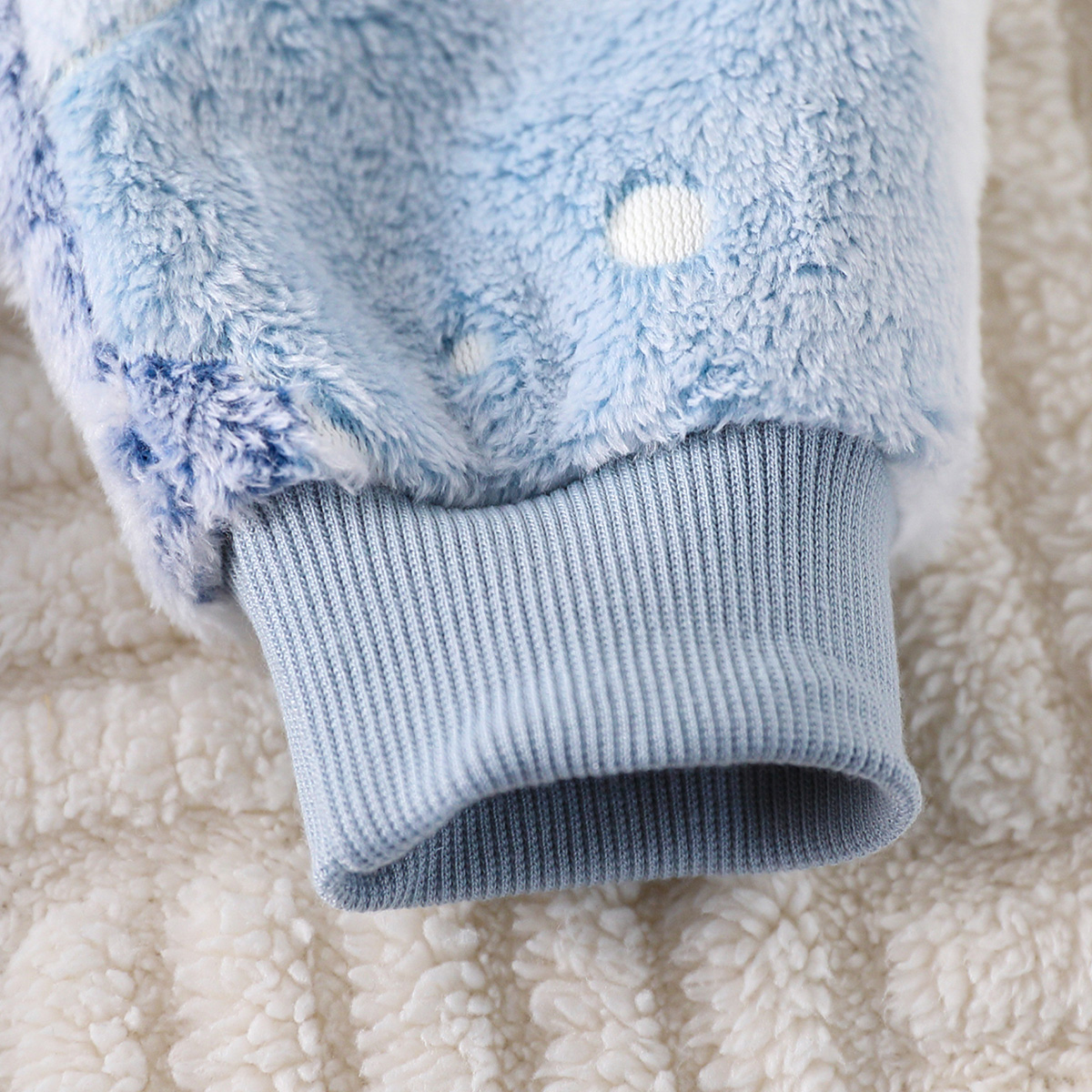 Baby Boy Two-Piece Outfit with Cute Cartoon Snowmen Design - Long Sleeve Top and Trousers for Cold Weather