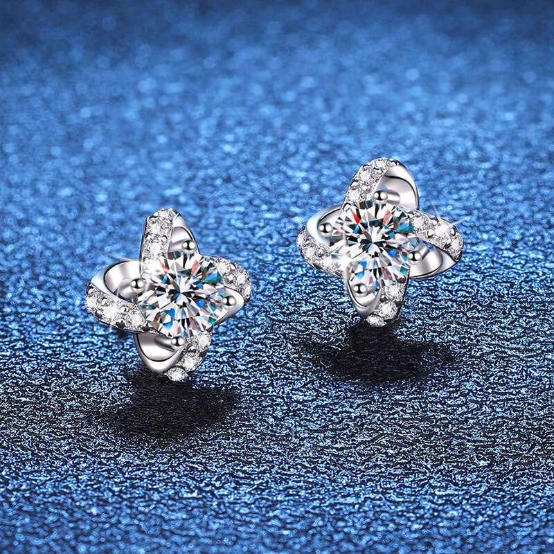 S Pure Sier Earrings Small Fragrance Style Four-Leaf Clover Elegant Simple 50 Points Moissanite Studs ed3