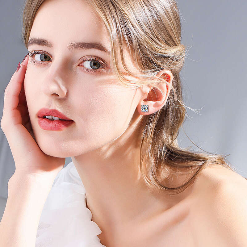 Trendy Niche Versatile Classic Four-Prong Moissanite Ear Bone Studs Pure Sier Gold-Plated Earrings for Women