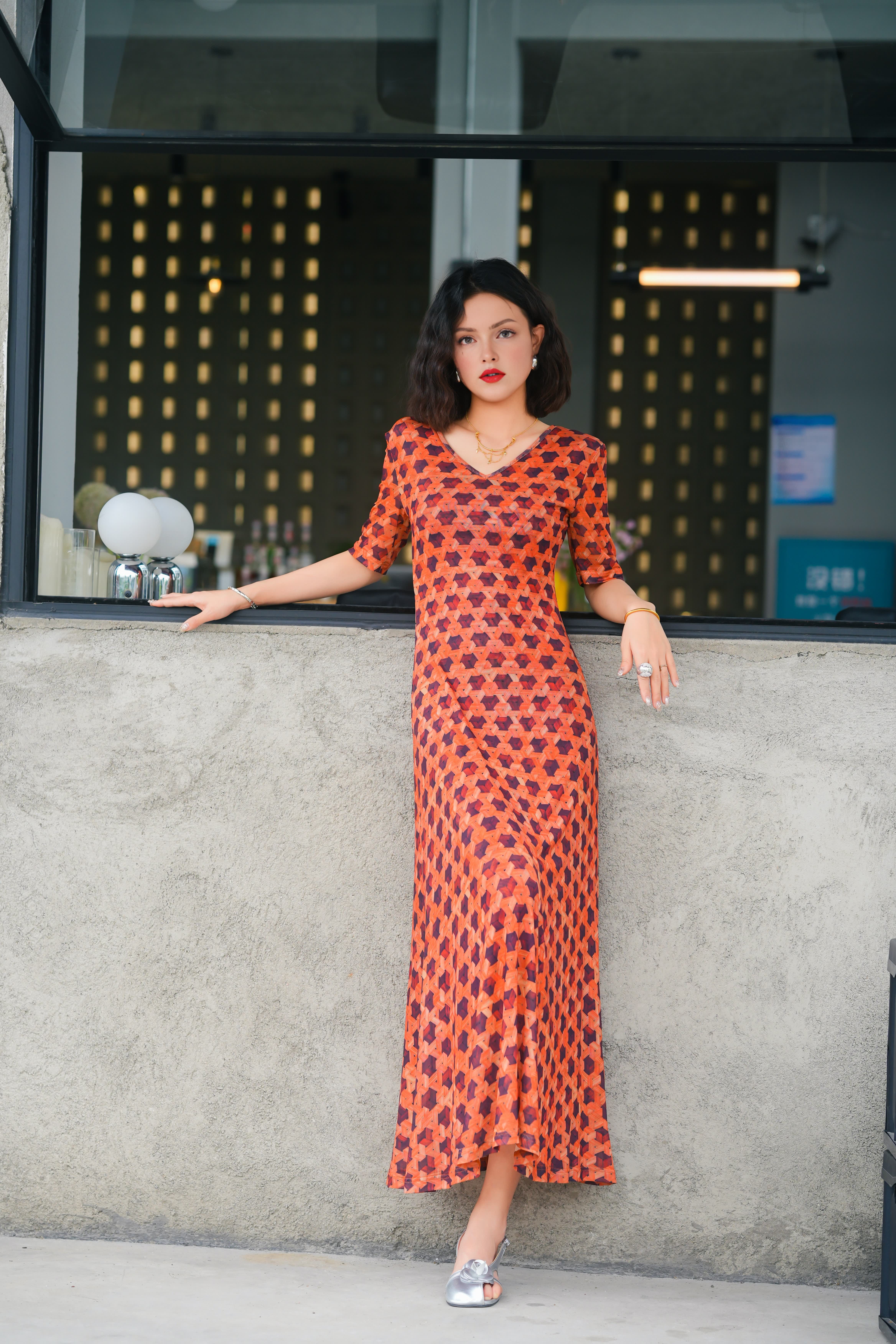 HZHJ original designer's orange memory dress with V-neck for white and slim look, high-end and stylish