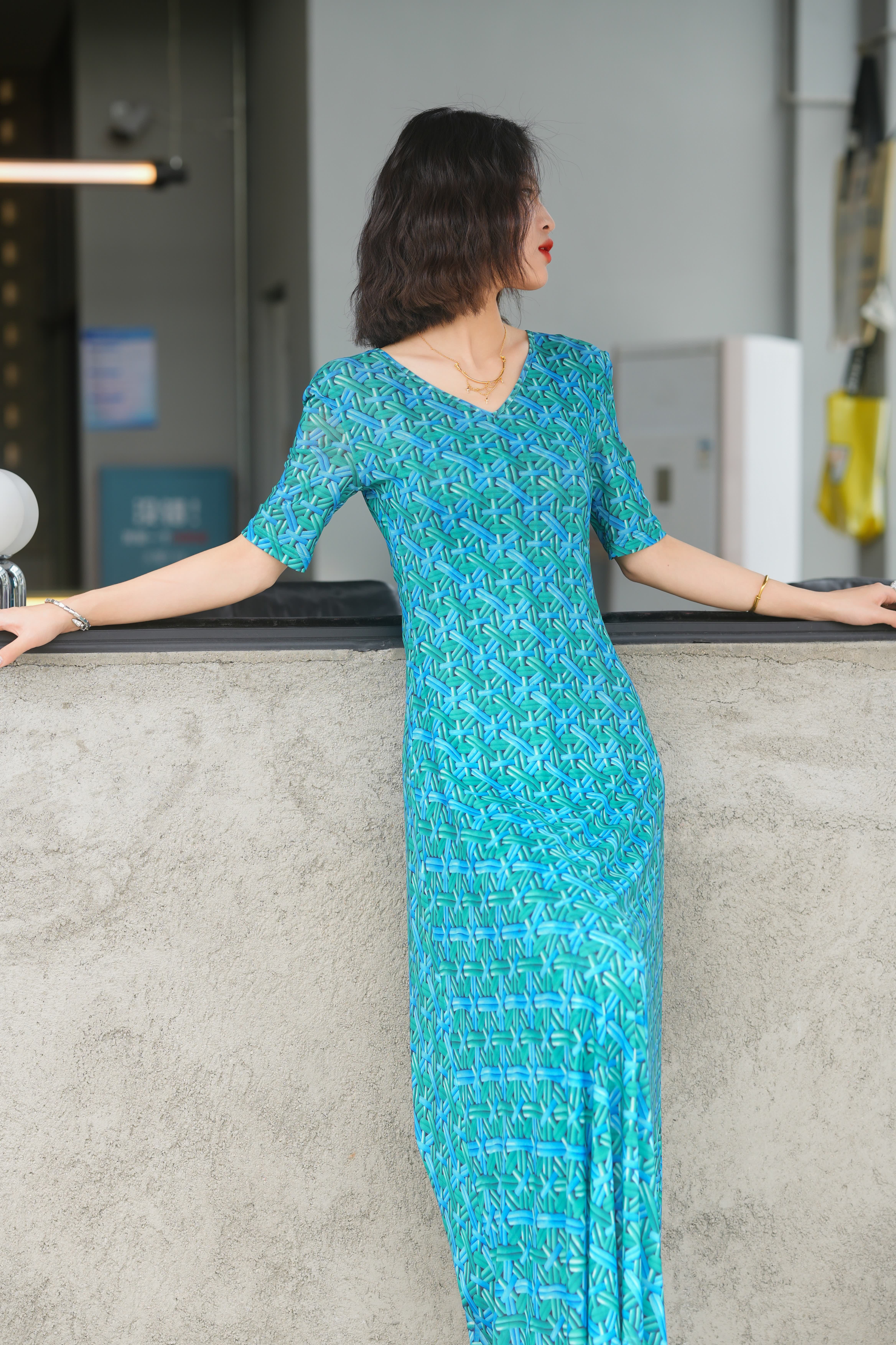 HZHJ original designer's emerald ripple dress with V-neck for white and slim look, high-end and stylish