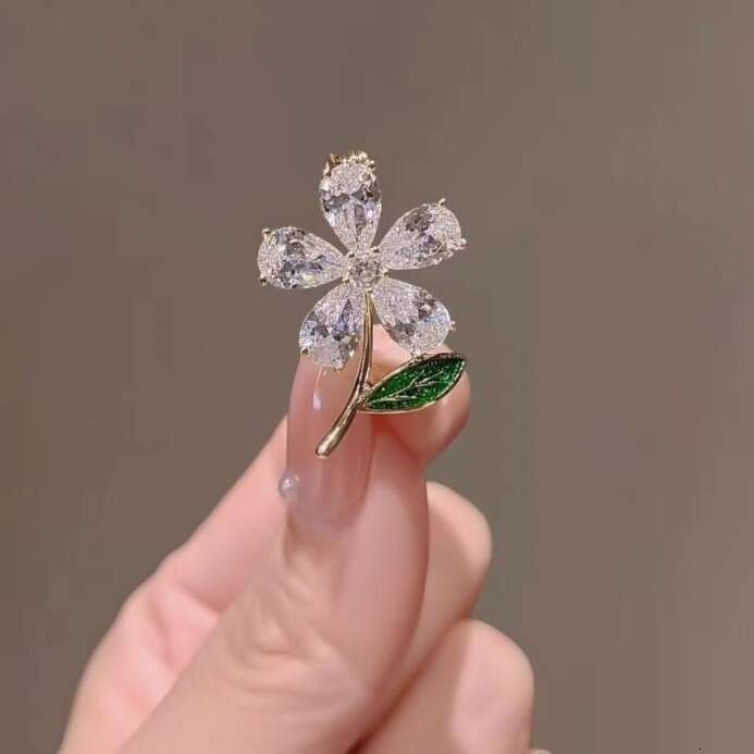 06 Trendy Pearl Rhinestone Exquisite Small Bow Brooch Women Versatile Personality Pin for Tops and Dresses Accessories Buckle