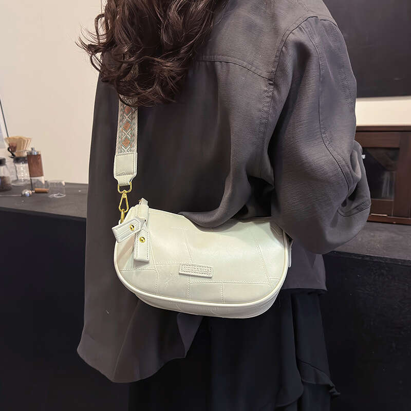 This Year's Trend: Simple Toast for Women, Versatile, High-Quality Texture, Stylish Single Shoulder with Wide Strap, Crossbody Pillow Bag