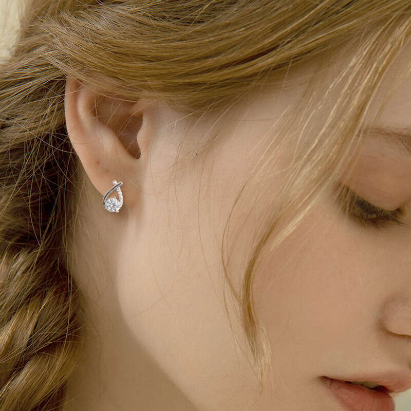 New Style Fish Tail Moissanite Sterling Sier Versatile Light X-Shaped Design Sense Earrings for Women