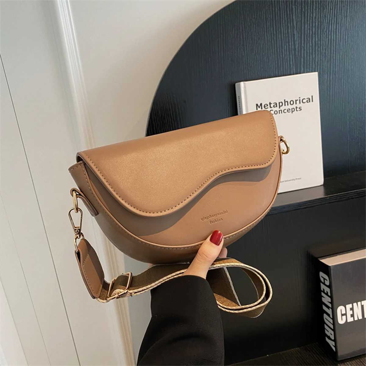 Fi Letter Minimalist Solid Color Crossbody Bag Lightweight PU Magnetic Flap Adjustable Strap Shoulder Bag for Daily Commute Y250718