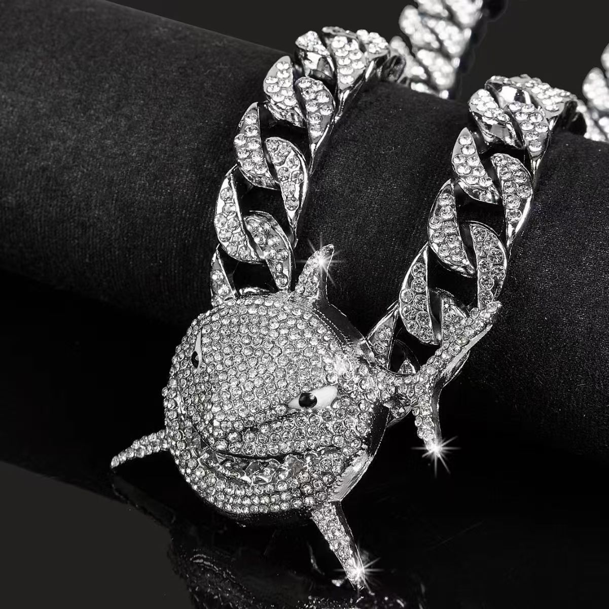 Moissanite high-end custom pendant necklace Hip-hop rap style Cuban chain luxury high-quality necklace Suitable for both men and women to wear