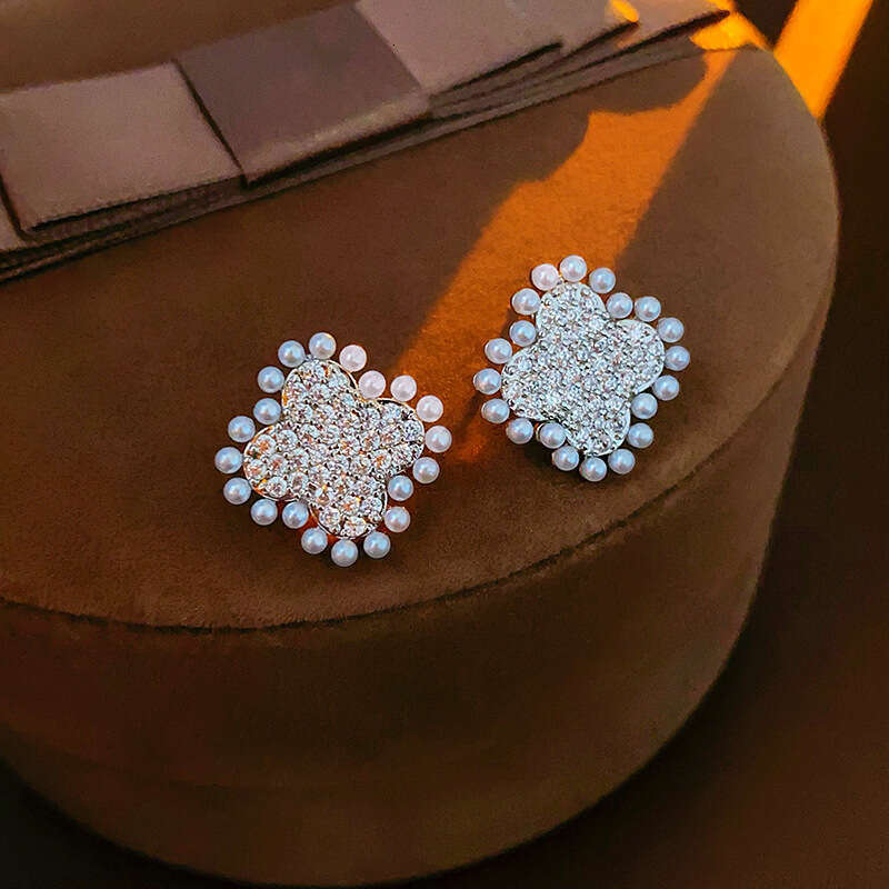 Sier Needle Minimalist Style Wrinkled Metal Geometric Stud Simple Personality Designer Jewelry Fashion Versatile Earrings