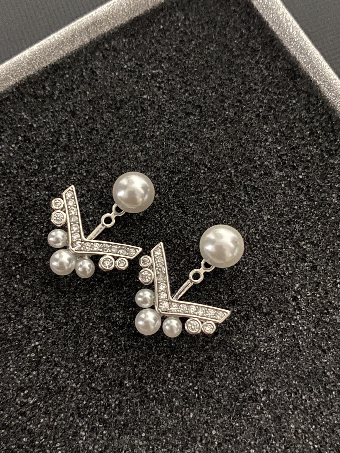 Silver - Toned Pearl And Rhinestone Stud Earrings With Geometric Design Elegant Party Jewelry Gift For Her High - Quality And Stylish Accessory