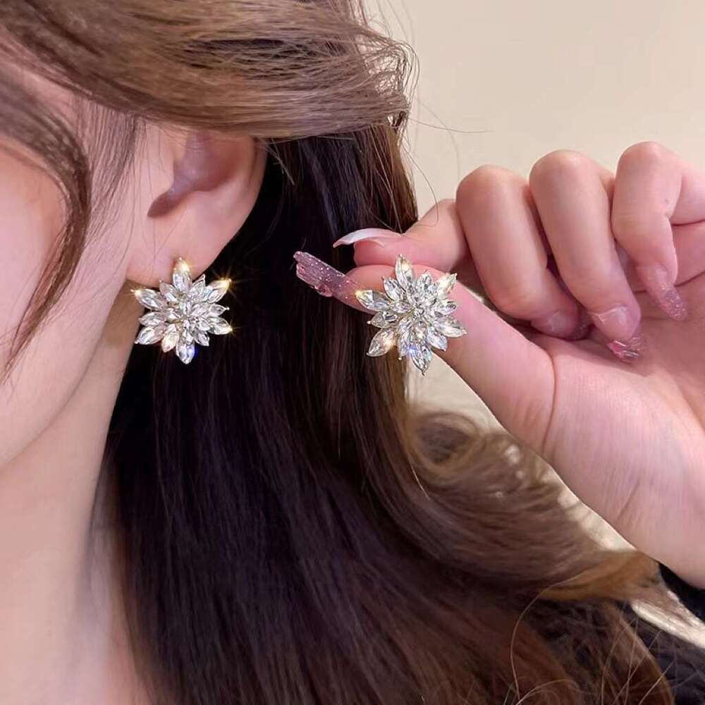 Super Sparkling Snowflake Flower Earrings High-end Exquisite Fashionable Temperament Studs Personality Versatile Design Sense Ear Jewelry
