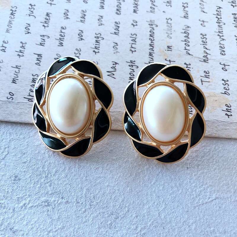 Black and White Glaze Series Hepburn Style Pearl Floral Sier Eye Steel Needle Earrings Necklace B36 New jewelry