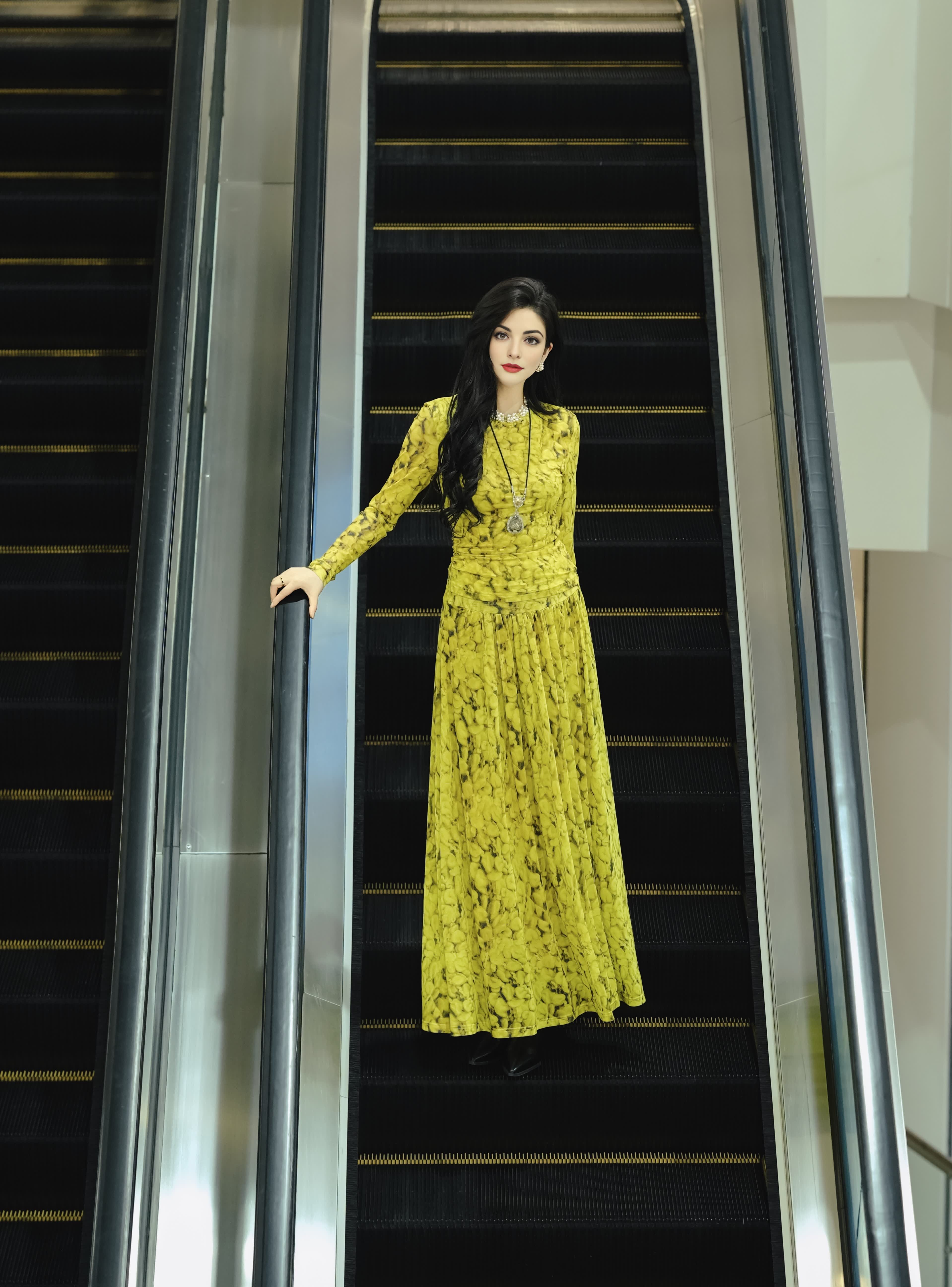 HZHJ new welfare! Yellow polka dot set dress with noble and fashionable temperament, light luxury long sleeved