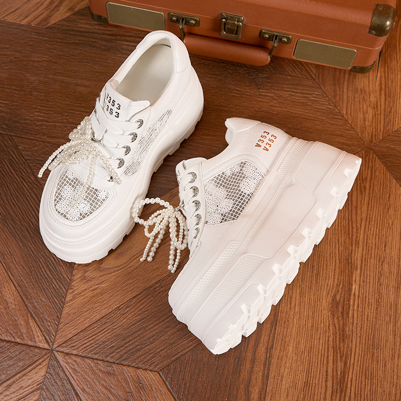High-top white sneakers for women, new summer 2025 style, with perforated and breathable mesh upper, comfortable and breathable sandals