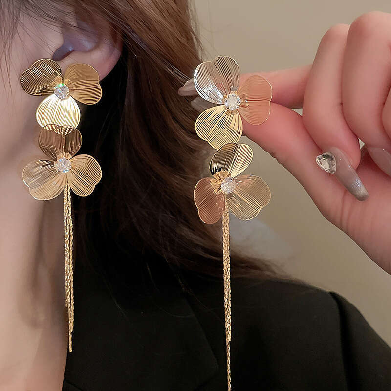 Sier Needle Vintage Round Flower Tassel Metallic Studs Elegant Light Earrings for Women