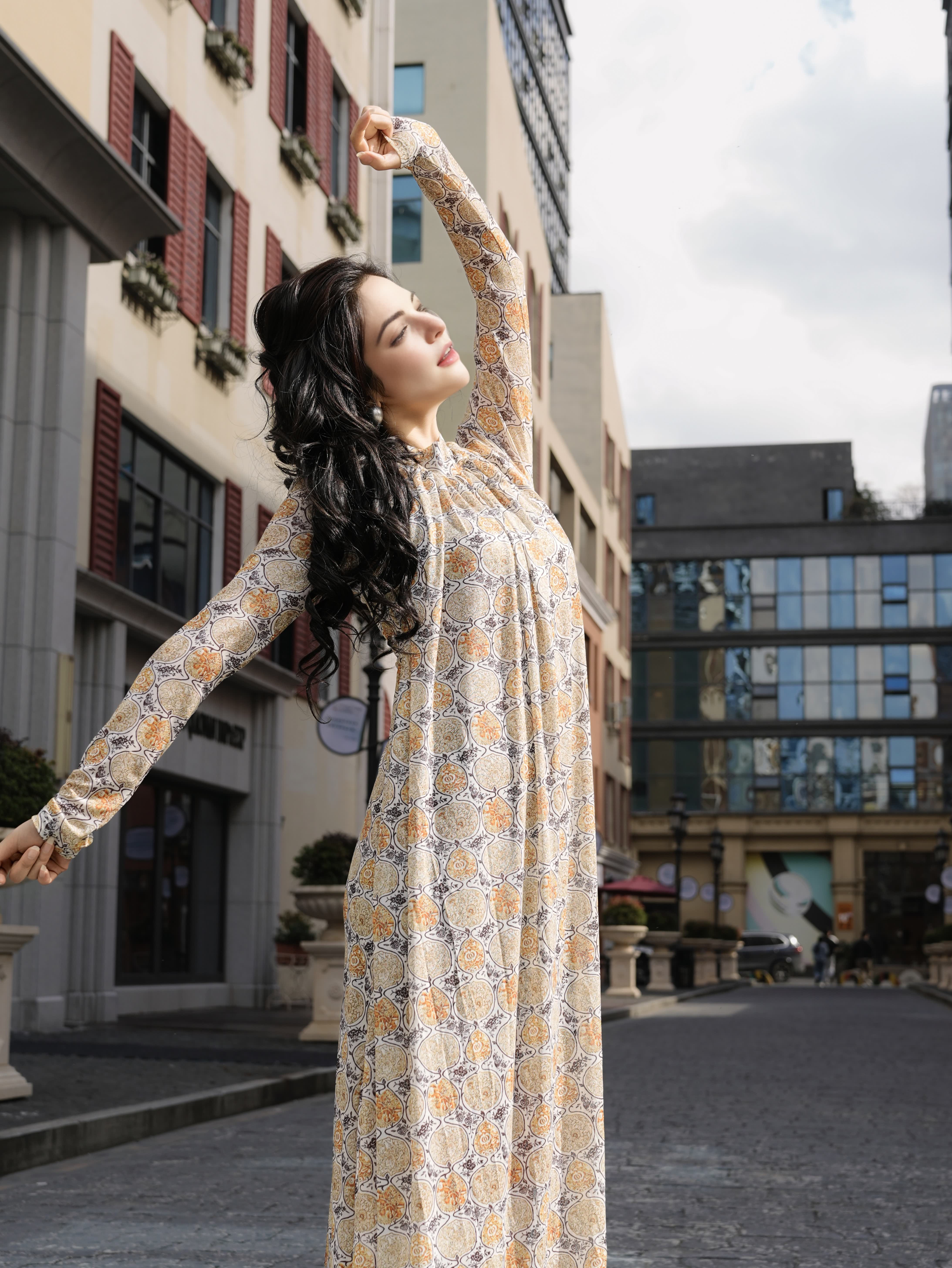 HZHJ's new original light orange long sleeved dress looks slimmer, long sleeved French and Western style, high-end design for ladies