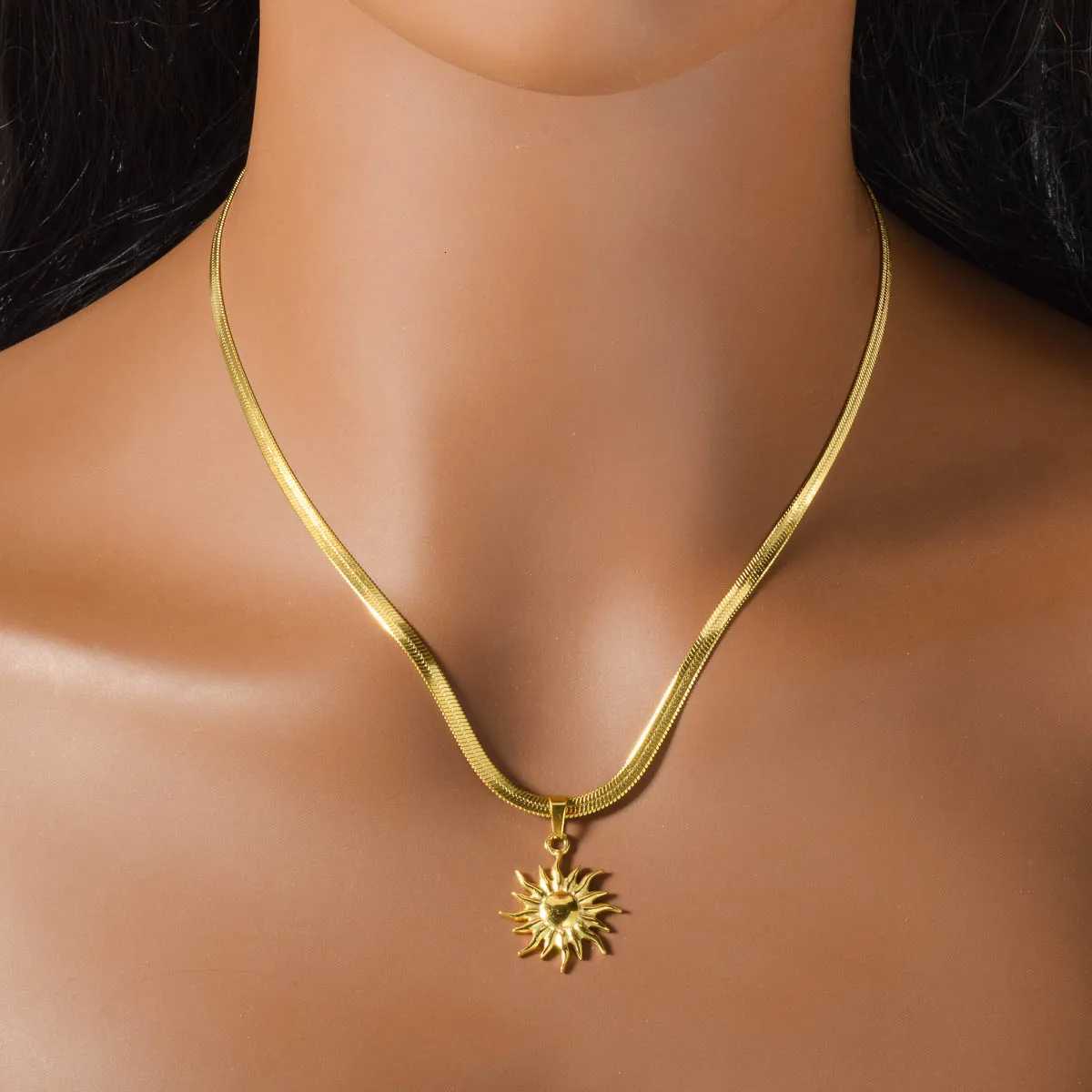 Stainless Steel Golden Fashion Sun Pendant Necklace For Women Girl New Concise Solar Neck Chain Jewelry Gift for Anniversary W250718