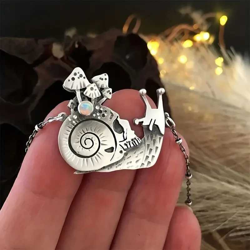 Creative Skeleton Mushro Flower Necklace Gothic Style Snail Pendant Vintage Jewelry Accessories Gifts for Women and Men W250718