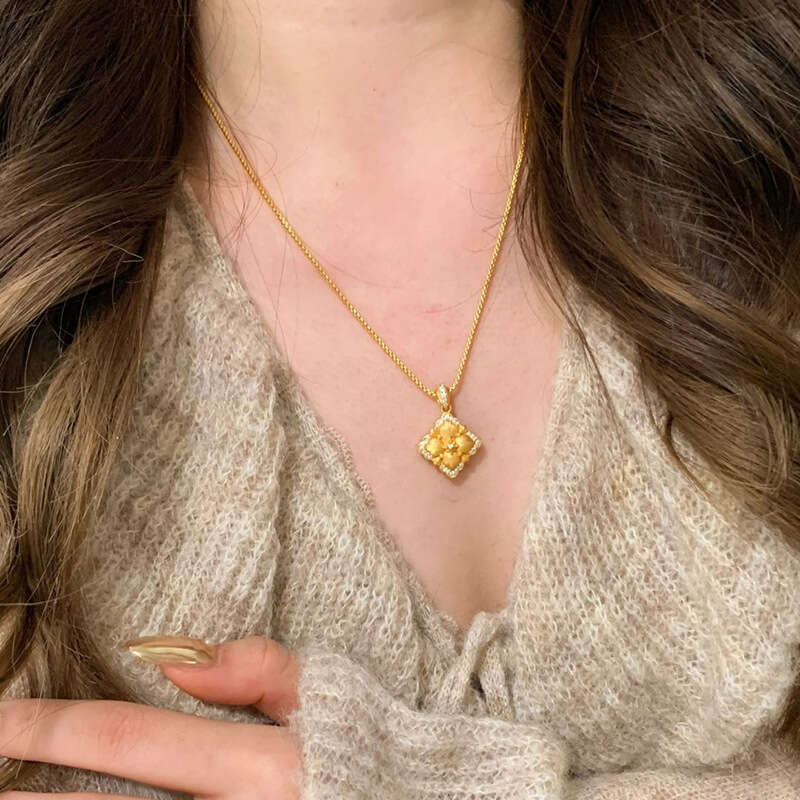Vintage Brushed Gold Pillow Necklace 2025 New Palace Style Light Collarbone Chain