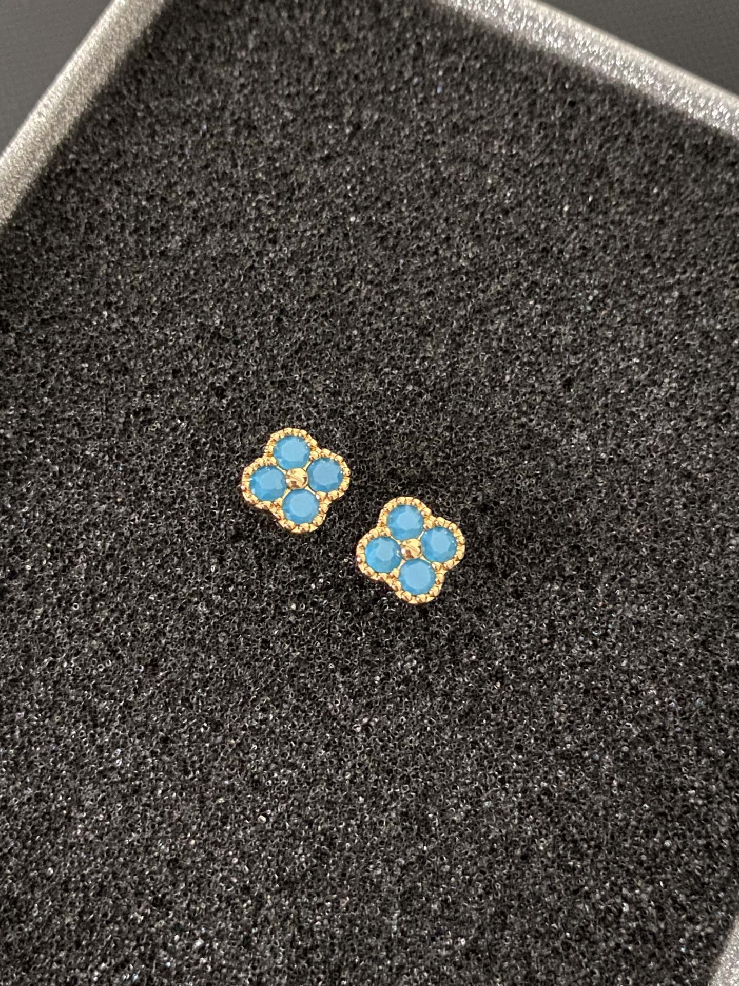Gold - Toned Clover - Shaped Stud Earrings With Blue Gemstone Accents Delicate Daily & Party Jewelry Gift For Her High - Quality And Stylish Accessory