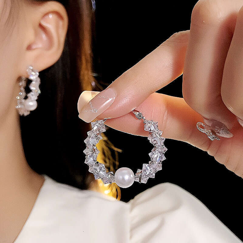 Light Exquisite Zircon Crystal Pearl Niche Design High-end Sense Circle Fashion Earrings for Women