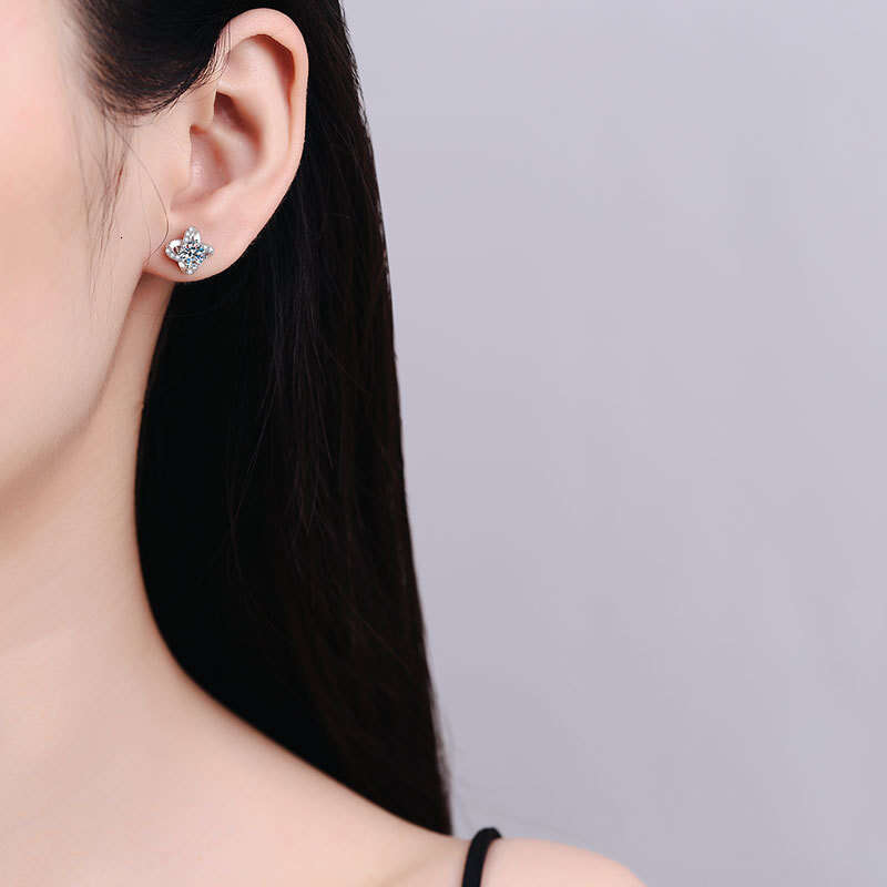 S Pure Sier Earrings Small Fragrance Style Four-Leaf Clover Elegant Simple 50 Points Moissanite Studs ed3