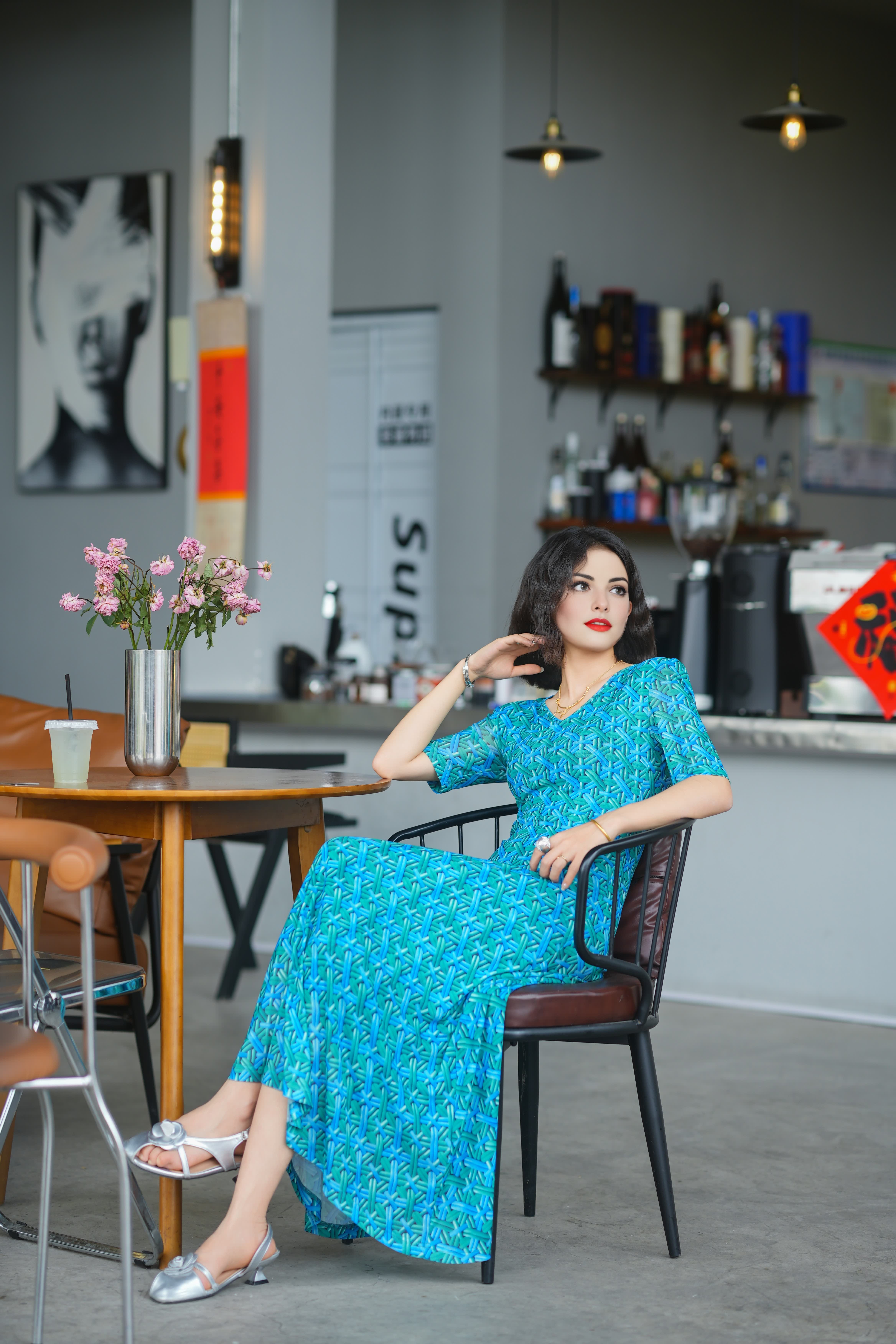 HZHJ original designer's emerald ripple dress with V-neck for white and slim look, high-end and stylish