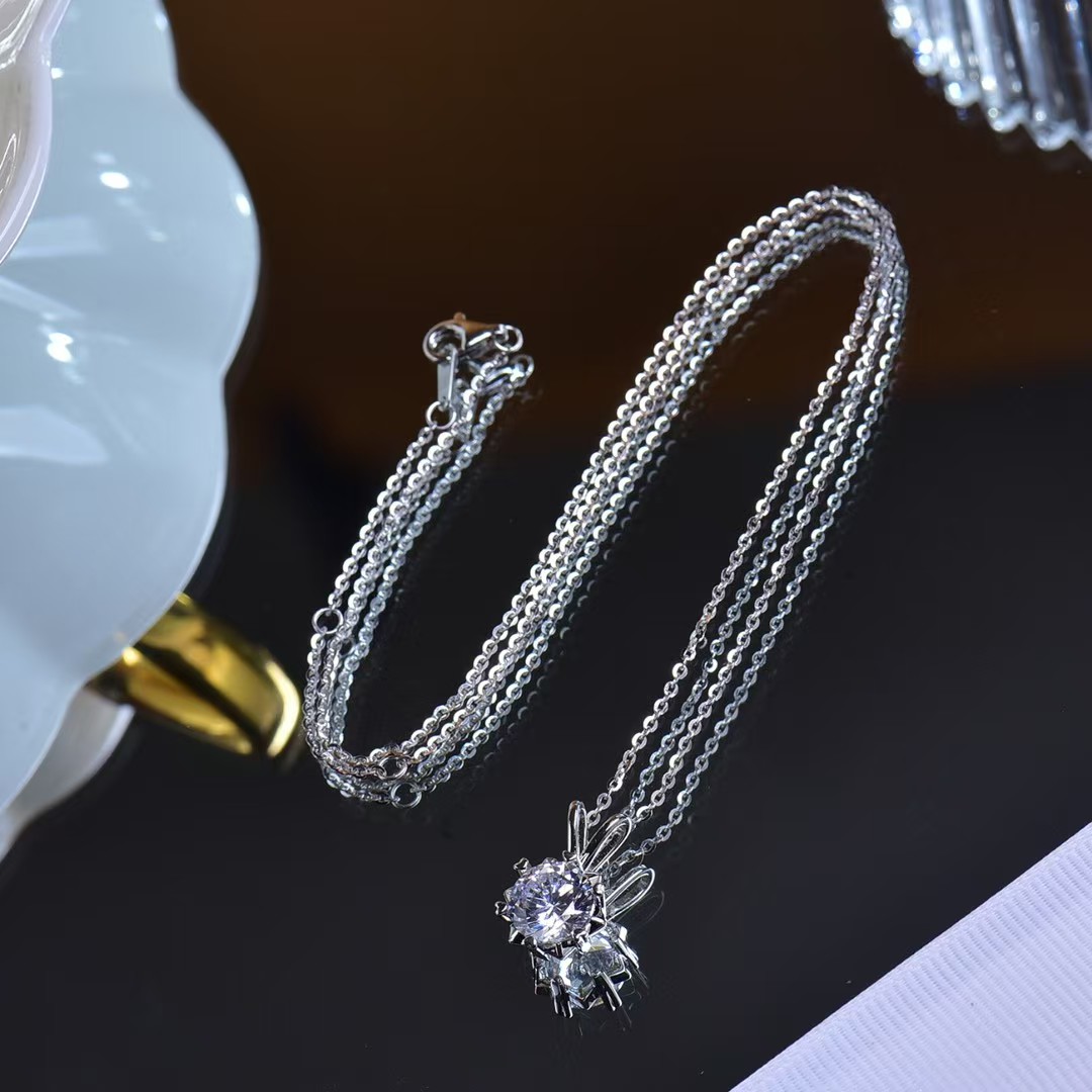 Elegant V - shaped Snowflake Moissanite Pendant - Symbol of Purity, Ideal Gift with Shiny Lab - Grown Gem