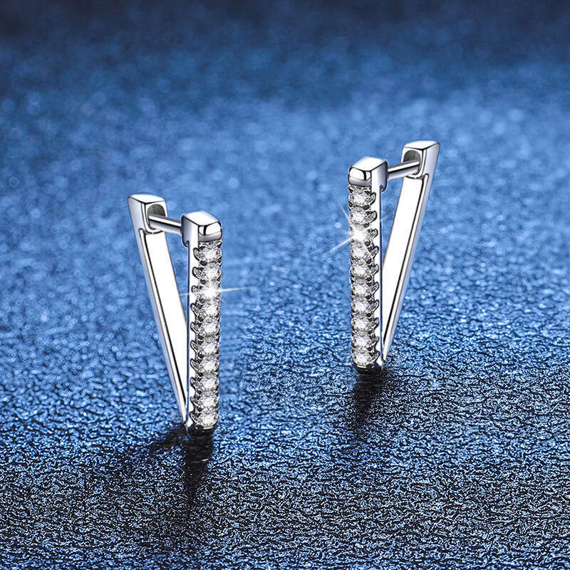 Weizi Full Dia Sterling Sier Light Fashion Simple V-shaped Moissanite Stud Earrings for Women 2af