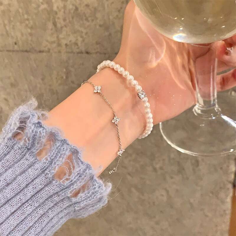 Gypsophila Four-Leaf Flower Bracelet for Women, Light , Elegant Fashion, Niche Design, High-End Feel, 2024 New Model