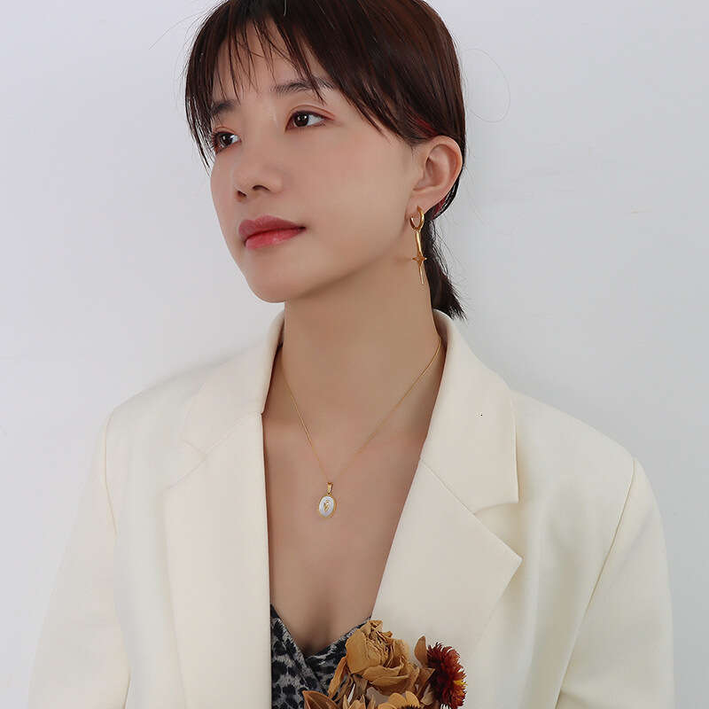 marka French Niche Design Versatile Jewelry for Women Titanium Steel Gold-Plated White Shell and Gold Necklace