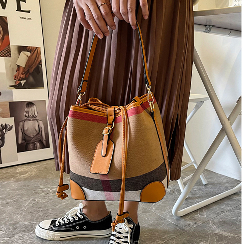 The checkered bucket bag fashionable diverse, suitable for daily use. This is the best choice give to friends and family dh911186099