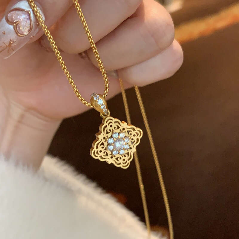 Vintage Brushed Gold Pillow Necklace 2025 New Palace Style Light Collarbone Chain