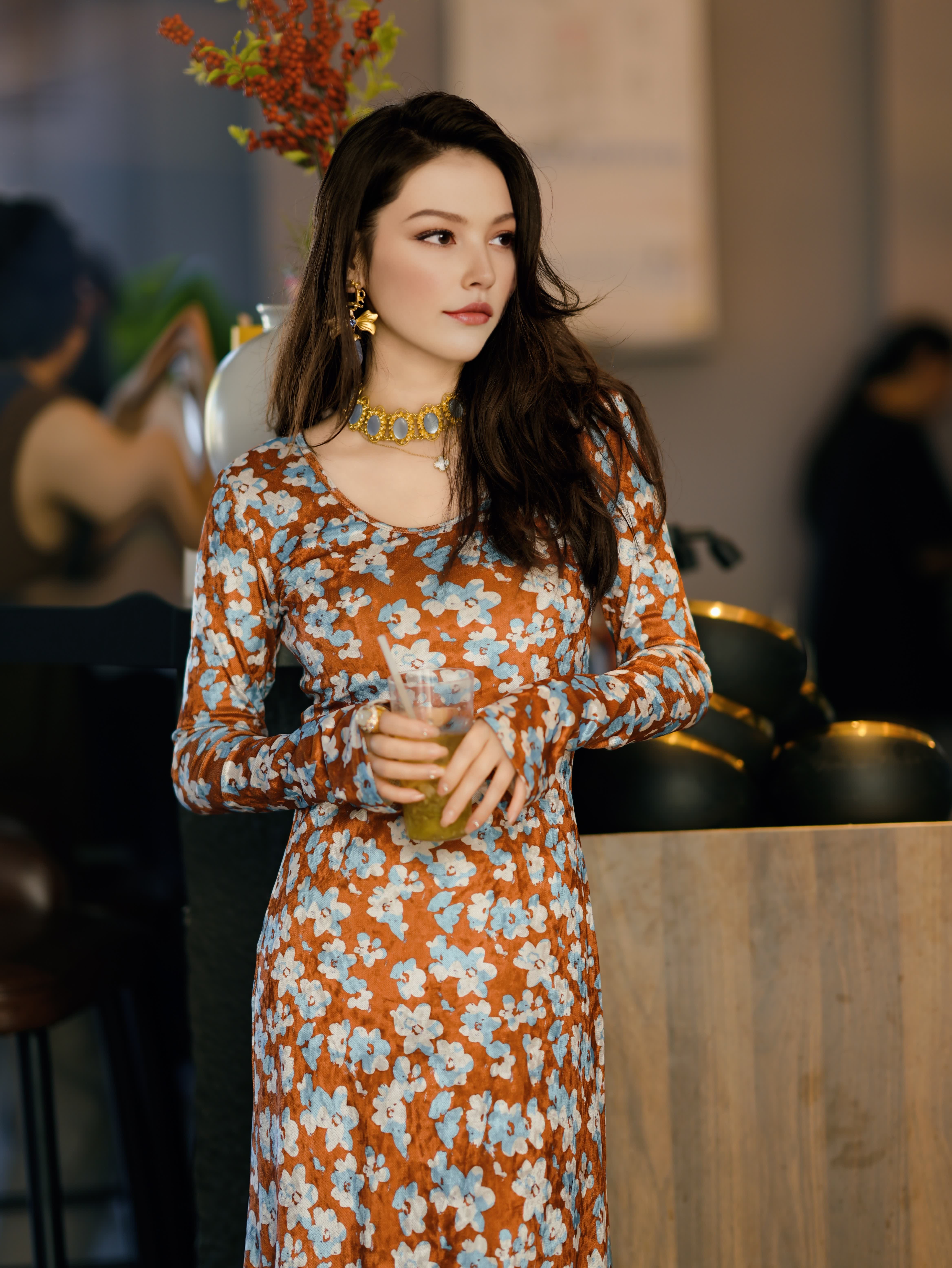 HZHJ original designer's brown bottom small blue flower dress with long sleeves looks slim and high-end