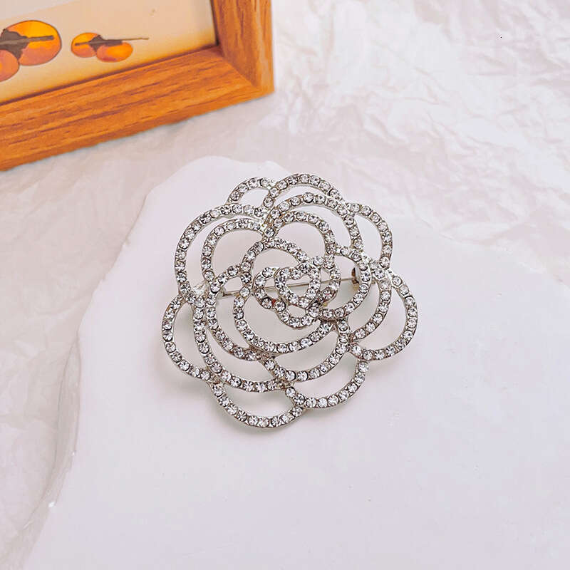 Style Simple Camellia New Brooch for Women High-end Luxurious Pin Accessory Exquisite Anti-exposure