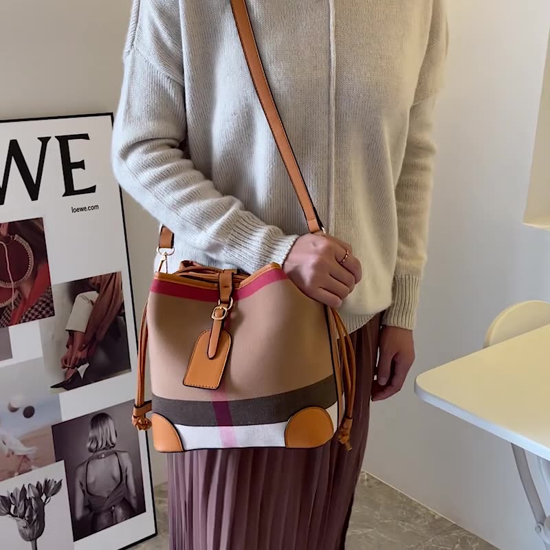 The checkered bucket bag fashionable diverse, suitable for daily use. This is the best choice give to friends and family dh911186099