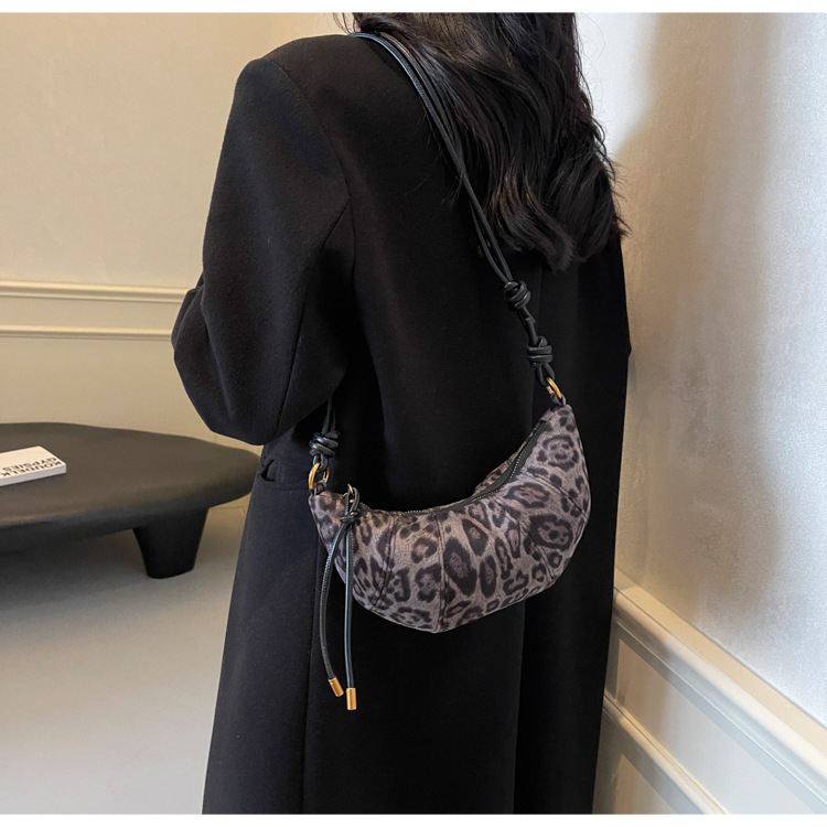 2025 Summer new women's single shoulder crossbody bag niche leopard print women's new crossbody bag fashionable new designer bag