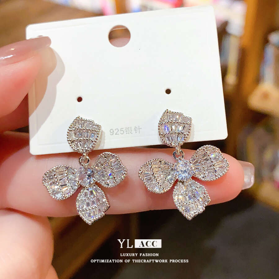 Real Gold Plated Sier Needle Light Zircon Flower Fashion Niche Personality Temperament High-end Earrings for Women